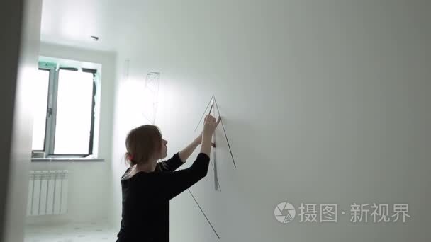这位艺术家绘制几何图在墙上视频