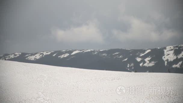 它下雪的冬天山风景视频