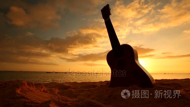 夏威夷四弦琴日落海滩上概念视频