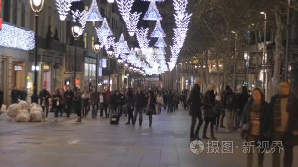 散步和购物在圣诞节前的人视频