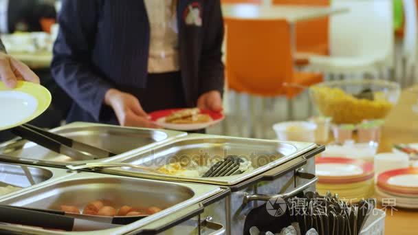 在食堂的食物特写集装箱行视频