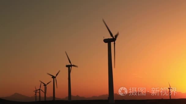 风力涡轮机在落日的天空背景视频