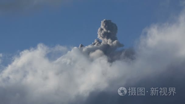 在炸药热情洋溢的喷发火山的火山气体和灰烬云