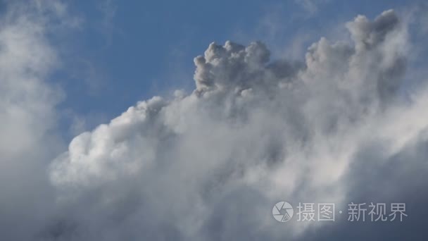 到天空中喷发火山的火山灰和气体云视频