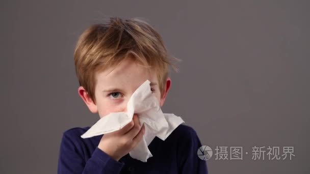 小孩清洗他的鼻子与感冒的组织视频