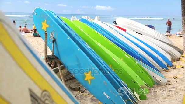 在夏威夷威基基海滩租冲浪板视频