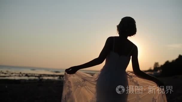新娘在傍晚的海滩上行走视频