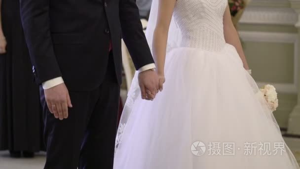 婚礼仪式新婚夫妇手牵着手视频