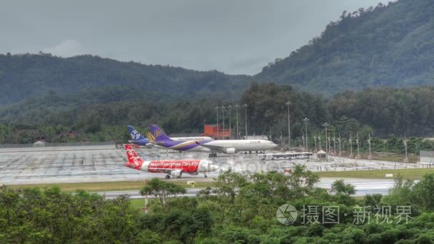 普吉岛机场交通在雨视频