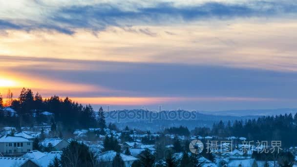 在欢乐谷俄勒冈州郊区住宅在白雪皑皑的冬天美丽的日落时间推移电影晚上 4 k 到
