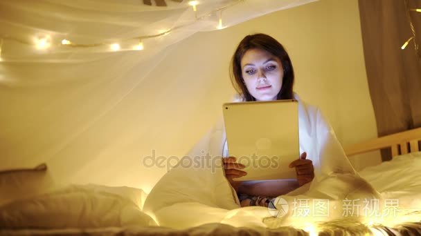 数字平板电脑在卧室里的女孩视频