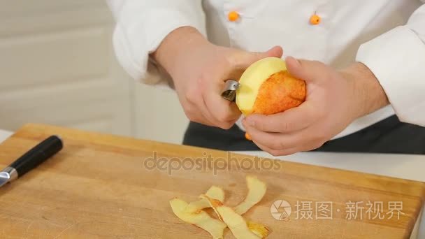厨师是剥皮并切苹果视频