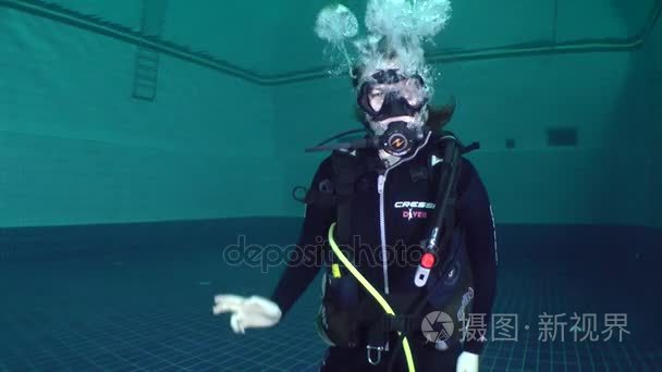 池中的潜水课程视频
