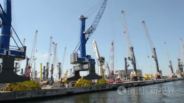 利勃海尔起重机制造厂在罗斯托克海港。.位于明德