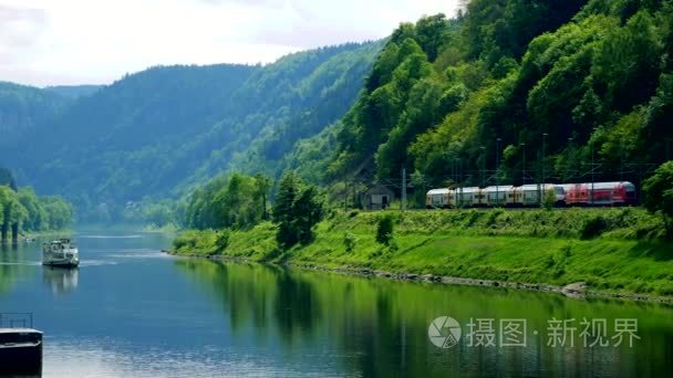 在农村地区在河岸上的小火车站视频