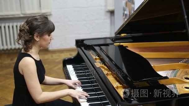 快乐有才华的年轻女士演奏钢琴视频
