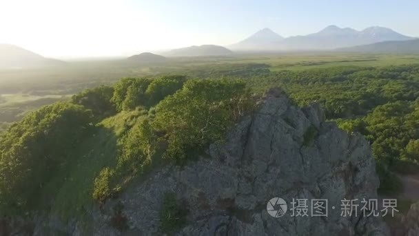 人们在野外的石头上。日落和日出