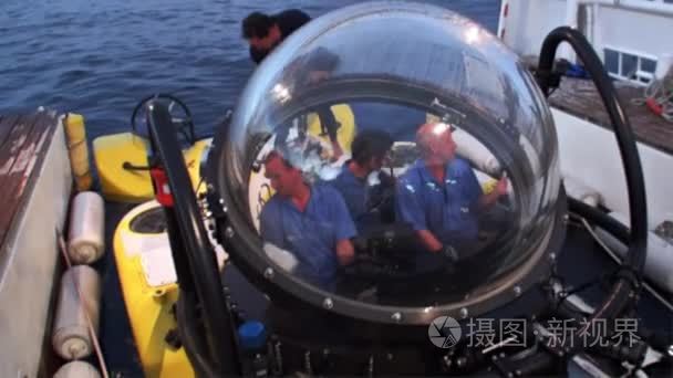 人们在潜艇水下返回船太平洋视频