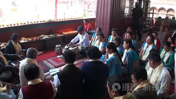 在尼泊尔寺庙信徒唱祈祷视频
