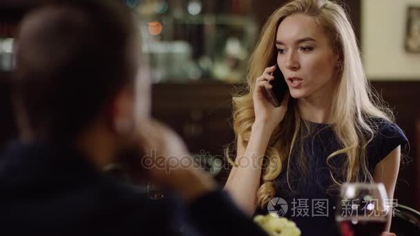 约会时用手机通话的女商人视频