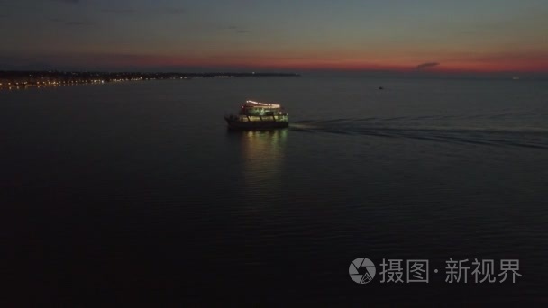 在夜间航行旅游船的鸟瞰图视频