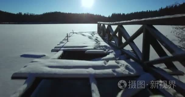 空中。以上在立陶宛结冰的湖面上很冷美丽晴朗的冬日的揭幕。这座木桥顺利起飞。4 k