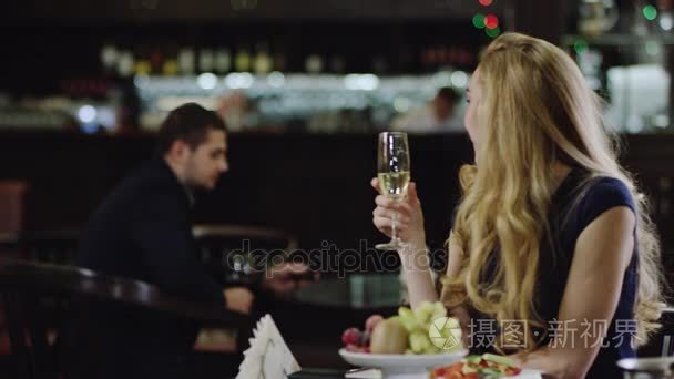 金发美女男子在餐厅视频