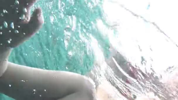 女人与氧气气泡水下游泳视频