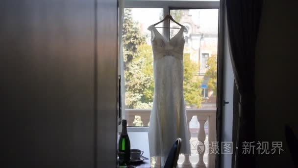 婚纱礼服挂在窗前视频