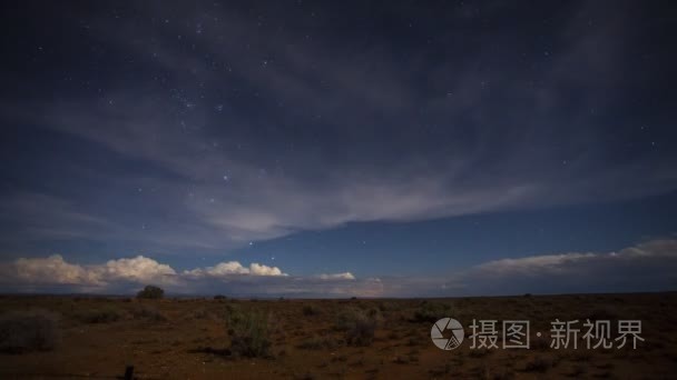 夜空与地平线上的风暴活动视频