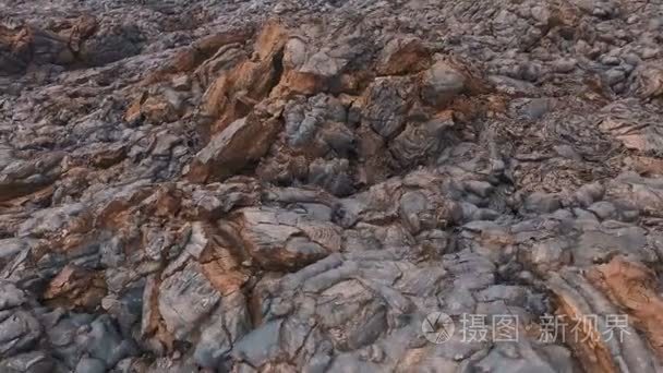 鸟瞰图。由火山熔岩的飞行。熔岩冷却下来的火山。空中