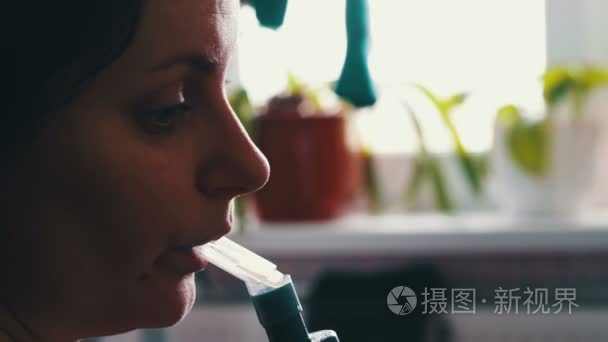 这个女孩吸入通过雾化器哮喘药视频