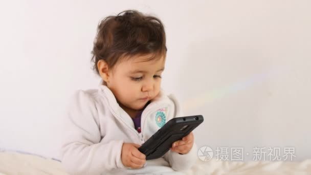 可爱的宝宝玩平板电脑视频
