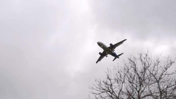 低飞飞机着陆在圣迭戈机场视频