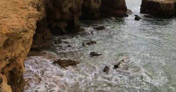 4 k Ultrahd 波和岩石在阿尔加维，葡萄牙