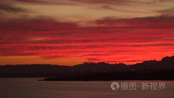 在日落时的沿海城市的灯光视频