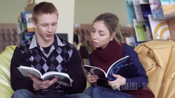 大学生的阅读在图书馆杂志视频