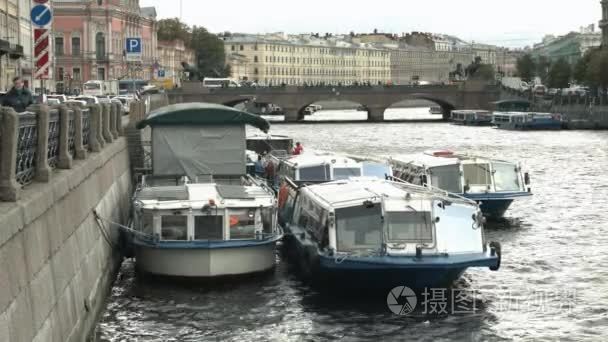 城市滨水区和停泊的船只的看法视频