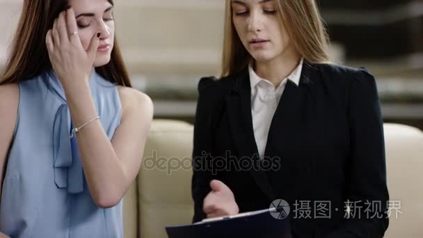 女企业家会晤的图表和图形视频