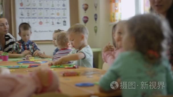 孩子们在幼儿园制作纸制工艺品视频