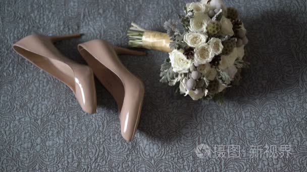 新娘的鞋子和花束视频