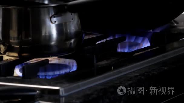 不锈钢锅在燃气炉上的运动视频
