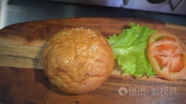 成分为烹饪一个汉堡包视频