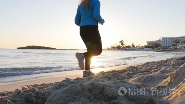 在运行的海滩上慢跑健身女人视频