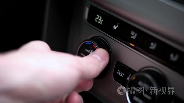 人在车里设置空气条件温度视频