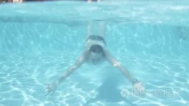 男子跳水水下在游泳池视频