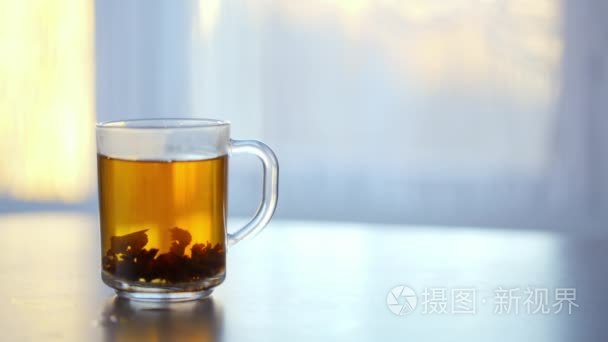 一杯热茶桌子撞在窗户上视频