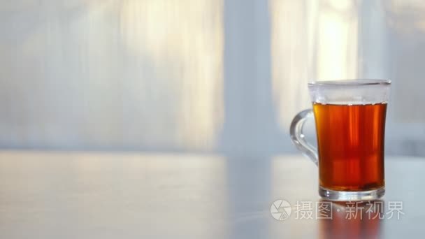 一杯热茶桌子撞在窗户上视频