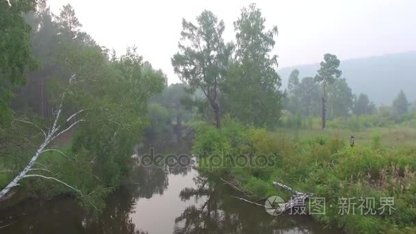 4 k.Prores 编解码器。从空中航拍视频。夏季森林与小山河