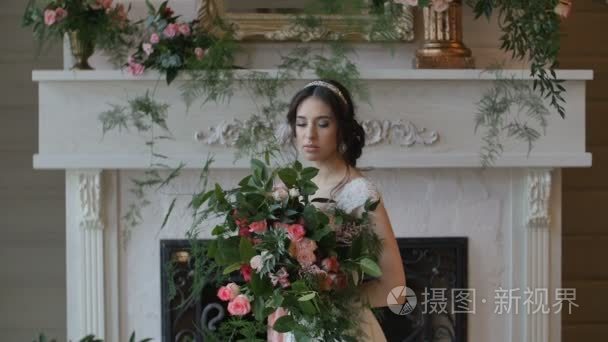 新娘的婚礼花束抱在怀里视频